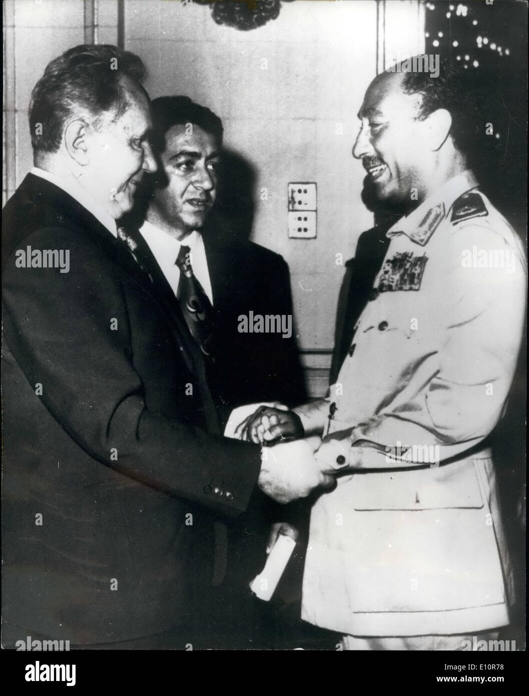 10. Oktober 1973 - Mr Kosygin trifft Präsident Sadat in Kairo: Mr Kosygin, der sowjetische Ministerpräsident, links, Händeschütteln mit Präsident Sadat, abgebildet, als sie in Kairo trafen. Stockfoto