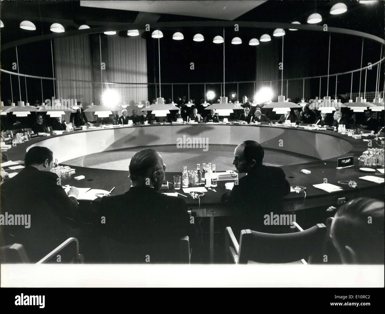 16. Dezember 1973 - tagte die neun Staatsoberhäupter der europäischen Regierungen zwei Tage in Kopenhagen. Gesamtansicht von der Plenarsaal. Im Vordergrund, von hinten, Präsidenten Pompidou et Herr Michel Jobert, der französische Minister für auswärtige Angelegenheiten. Stockfoto