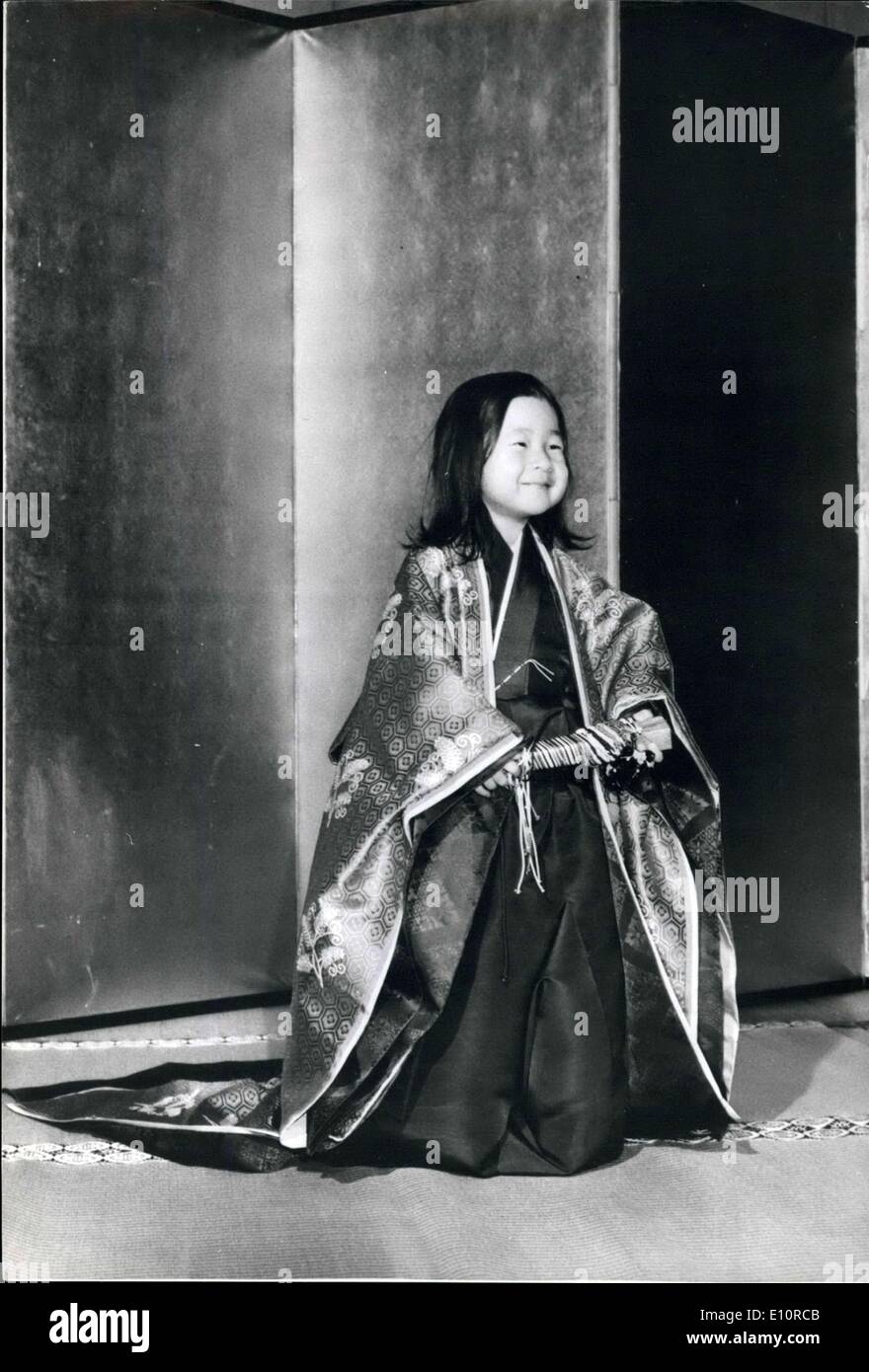 18. Dezember 1973 - kleine Prinzessin in Japanisch Court Zeremonie Rock tragen: Prinzessin Nori, 4 Jahre alte Tochter des Kronprinzen und der Prinzessin von Japan, lächelt nach Teilnahme an einem altehrwürdigen Rock tragen Zeremonie statt für Prinzen und Prinzessinnen, beim Betreten der fünften Klasse '' Chakko-keine-gi'' genannt. Nach der Zeremonie erhielt Prinzessin Nori Glückwünsche her ihre Großeltern, die Emeperor und die Kaiserin ihren alten Gericht Roben tragen. Stockfoto