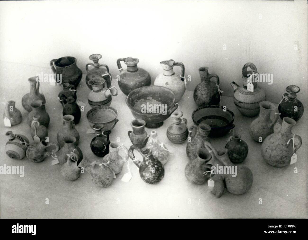 1. Januar 1974 - seltene antike Keramik von ansteuernde Polizei vom südafrikanischen Schmuggler Leo David Lloyd Nicosia Flughafen beschlagnahmt. Stockfoto
