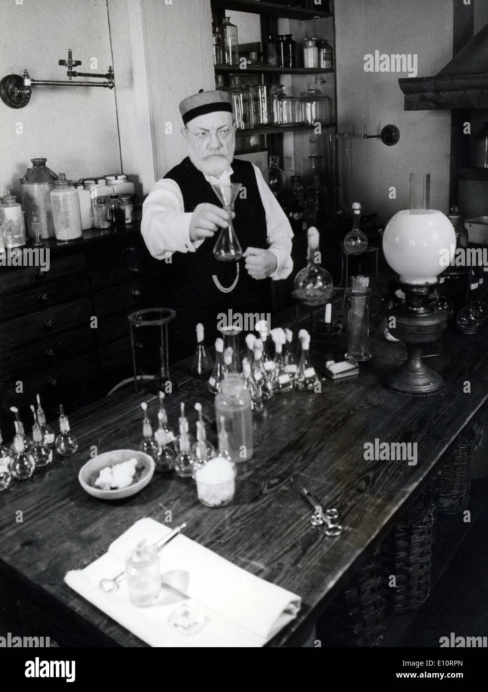 18. Oktober 1973 - London, England, U.K - Komiker ARTHUR LOWE als Louise Pasteur in seinem Labor am Set seines BBC-Fernsehen zeigen "The Microbe Hunters" bei BBC Ealing Studios. Stockfoto