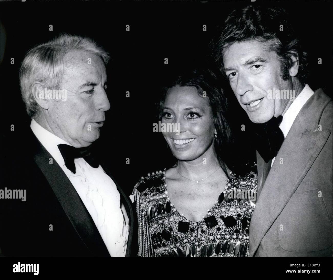 1. Januar 1974 - deutsche Film Tanz 1974 in München statt: ein großes gesellschaftliches Ereignis: der deutsche Film Tanz 1974 fand am 9. Januar 1974 in den Festsaal des "Bayerischen Hof" in München, die sich die illustre Gäste im festlichen Gewand präsentiert. Für diesen Anlass die leitende Organisation des deutschen Films, Industrie hat eingeladen, nicht nur die führenden Persönlichkeiten ihrer eigenen Branche, sondern auch die '' Stars'' von der würde der Politik und Industrie sowie dem Gebiet des Sports. Foto zeigt von links nach rechts: Schauspieler Johannes Heesters, Miss Anke Bobbert und zeigen Meister Rudi Carell Stockfoto