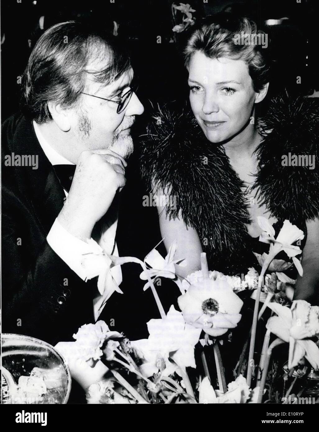 1. Januar 1974 - Deutsche Film Tanz 1974 in München. statt: ein großes gesellschaftliches Ereignis der Deutsche Film Tanz 1974 fand am 19. Januar 1974 in den Festsaal, wenn der "Bayerische Hof'' in München, die sich die illustre Gäste im festlichen Gewand präsentiert. Zu diesem Anlass hatte die Kopf Organisation der deutschen Filmindustrie nicht nur die führenden Persönlichkeiten ihrer eigenen Branche, sondern auch die '' Stars'' von der Welt der Politik und Wirtschaft sowie dem Gebiet des Sports eingeladen. Fotoshows Stockfoto