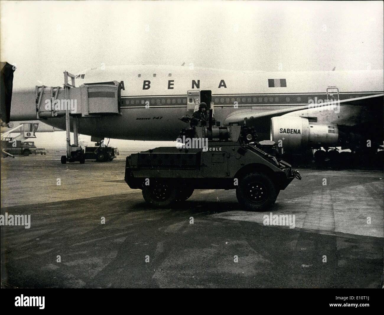 4. Januar 1974 - Tanks Surround Sabena Flugzeuge Flughafen Brüssel National Stockfoto