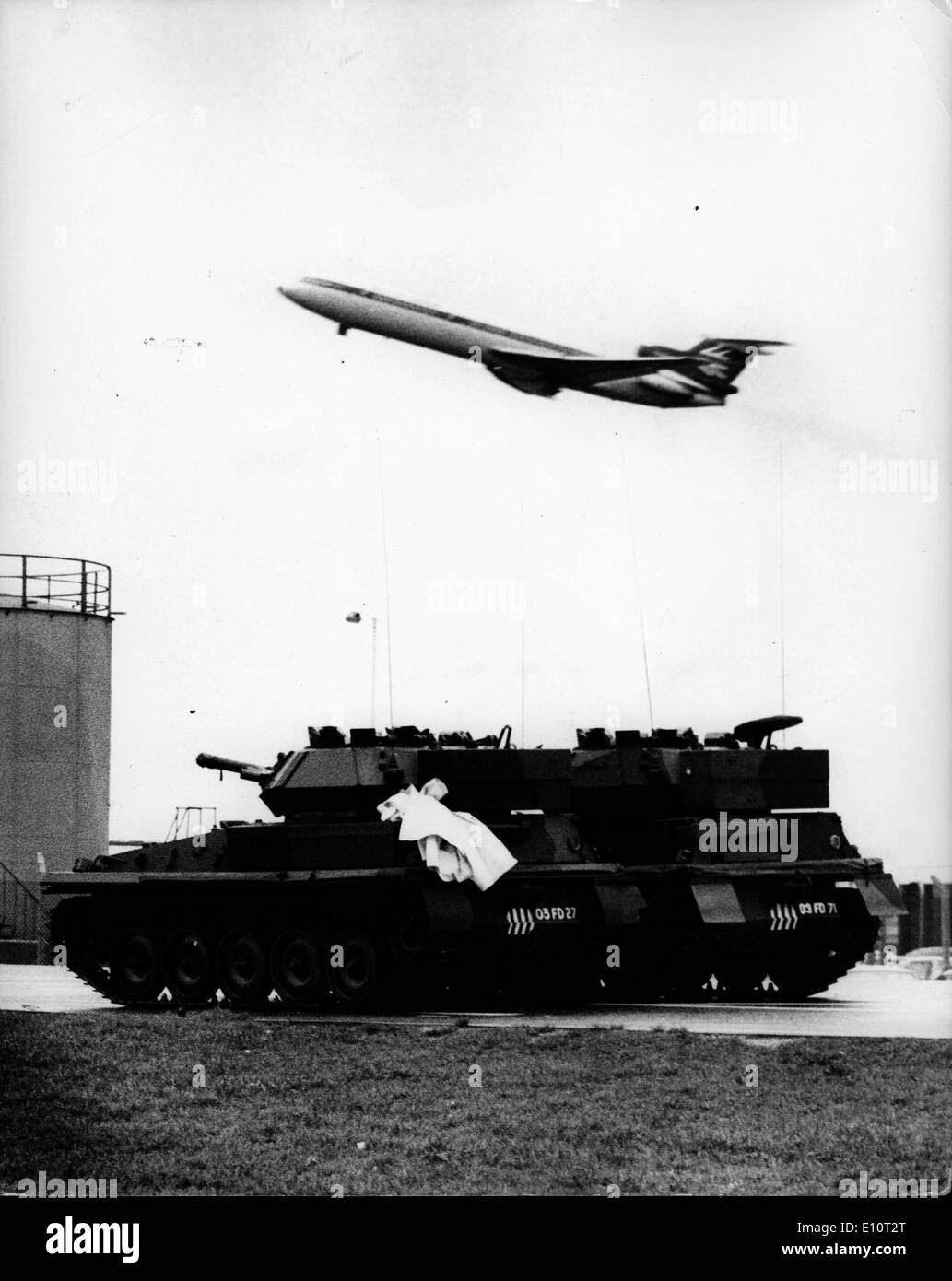 7. Januar 1974; London, England, Vereinigtes Königreich; Truppen und Panzer auf Uhr für einen möglichen Terroranschlag am Flughafen Heathrow Stockfoto