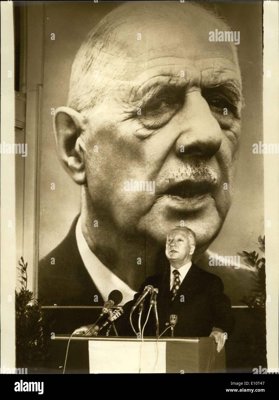 19. Januar 1974 - das Zentralkomitee der UDR (Demokratische Union für die Republik) heute Morgen im Hotel Intercontinental in Paris getroffen. Der Ministerpräsident, Herr Pierre Messmer hielt einen Vortrag über Stellenangebote vor der Rückkehr in den Elysée-Palast, wo Präsidenten Pompidou die Minister für eine Besprechung im wirtschaftlichen Problemen gerufen. Bild: Herr Pierre Messmer Angabe seiner Adresse unter ein riesiges Porträt von Charles de Gaulle. Stockfoto