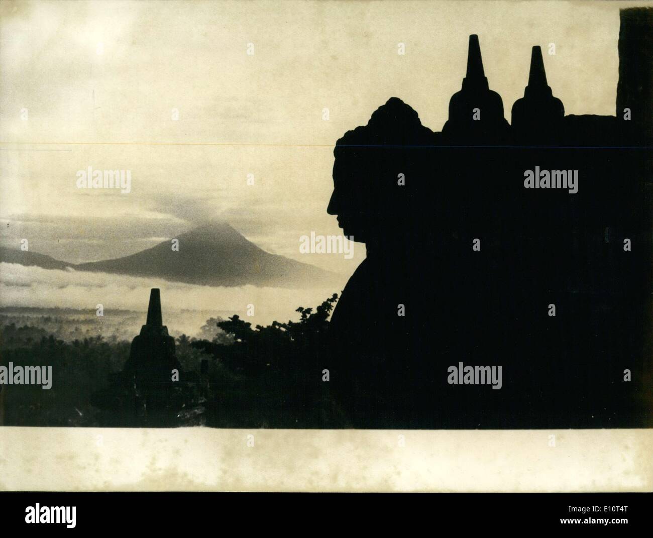 22. Januar 1974 - riesige Buddha Statue Silhouette in den Tempel von Borobudur Stockfoto