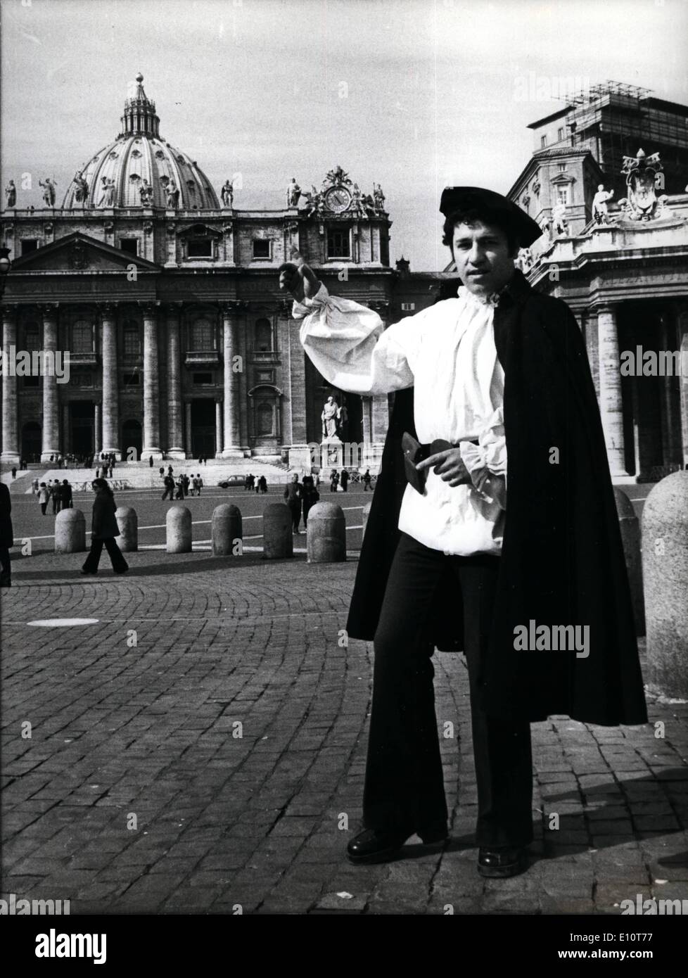 3. März 1974 - Carlangelo: Der Künstler in St. Peter Platz, vor dem Basilion, wo die richtige Pieta von Michelangelo gemacht wird. Stockfoto