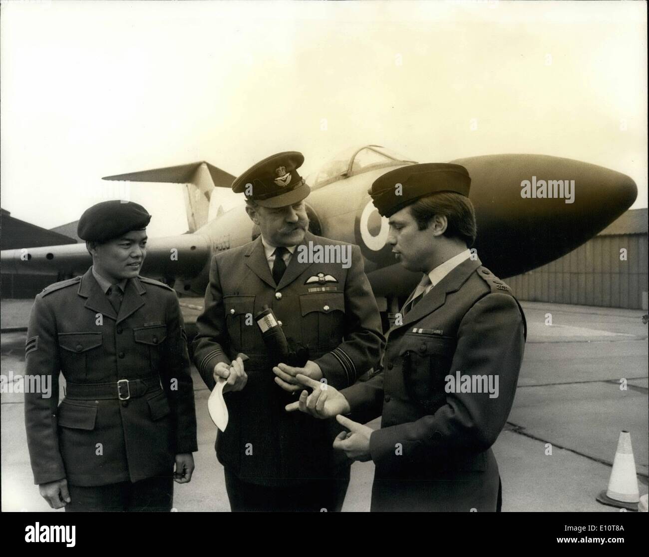 3. März 1974 - erhält ein RAF-Pilot, der eine Schlacht von Bluff gewonnen eine verspätete Erinnerung von einem Gurkha-Zug: Royal Air Force Pilot Squadron Leader Bob Lockhart erhielt heute eine verspätete Erinnerung an eine bemerkenswerte Leistung, die einen Gurkha-Zug--von Bluff gerettet. Er erhielt ein Geschenk von einem Kurki mit der Anweisung; '' Squadron Leader R.E. Lockhart, 11 Zug in Borneo 1964 gerettet. "Dhanyabed" von Major B.C Jackman, MC und alle Ränge '' C'' Firma 1st Bn 2. King Edward VII eigenen Goorkhas'' (Dhanysbe ist der Gurkha ehrlichste Ausdruck des Dankes Stockfoto