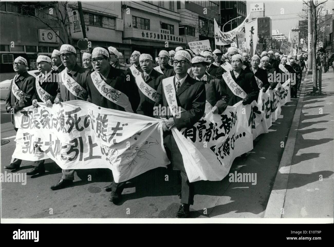 3. März 1974 - wollen japanische DAIRY FARMERS höhere Preise für Milch ETC. japanische Milchbauern Bühne Protest marschieren durch die Straßen von Tokio auf bessere Preise für ihre Erzeugnisse zu drängen. Da die Kosten für Viehfutter sowie Arbeitsrecht Gebühren gestiegen ist der Senner suchen eine 84 % erhöhen für Milch, BUTTER und Käse. Stockfoto