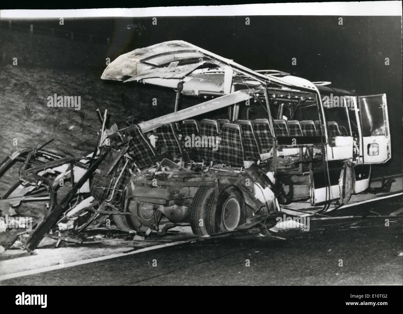 2. Februar 1974 - sterben 14 in Bus Explosion; Eine Frau, zwei Kindern und acht Soldaten getötet wurden früh heute, wenn eine Bombe sprengen ein Bus auf die Autobahn M62 nahe Batley, Yorkshire, 14 weitere Menschen wurden verletzt in der Explosion, die geglaubt wird, um die Arbeit der provisorischen Ira sein. Foto zeigt die zerstörte Heckpartie des Trainers in der 11 Menschen starben. Stockfoto