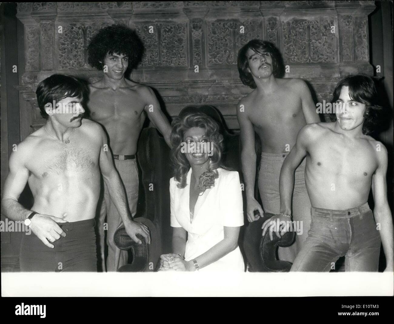 6. März 1974 - Toni Holt umgeben von Männern aus der '' spielen Mädchen '' Revue Stockfoto