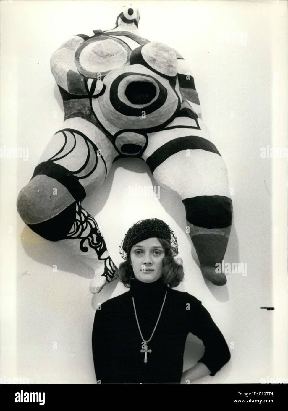 6. Februar 1974 - zeigt Niki de Saint-Phalle, der Schöpfer von den erschreckend und beunruhigend "Nanas" einige ihrer Arbeiten in Paris Galerie derzeit. Sie ist im Bild mit '' Hon'' hinter ihr, d.h. '' sie '' in schwedischer Sprache. Dieser gigantische Skulptur wurde an das Museum für moderne Kunst in Stockholm in Zusammenarbeit mit Jean Tinguely und Pier-Olof Ultvedt gemacht. 100.000 Besucher erhielt in zwei Monaten. Stockfoto