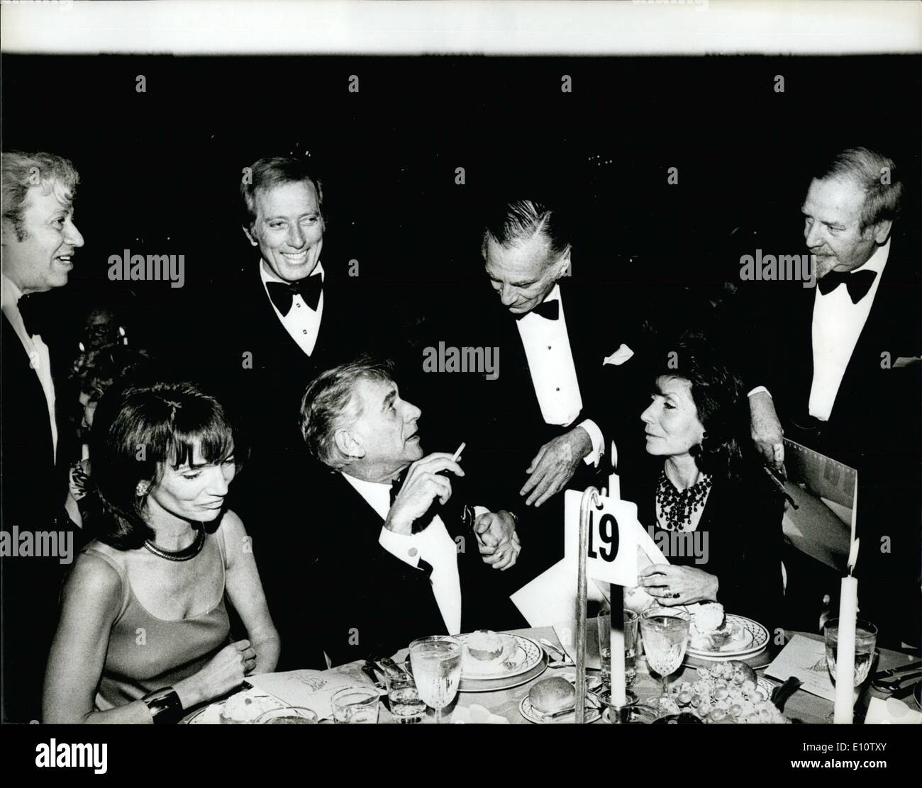 3. März 1974 - Richard Rogers Award - Pierre Hotel NYC. Lee Radziwill - Leonard Bernstein und Williams (stehend) Stockfoto