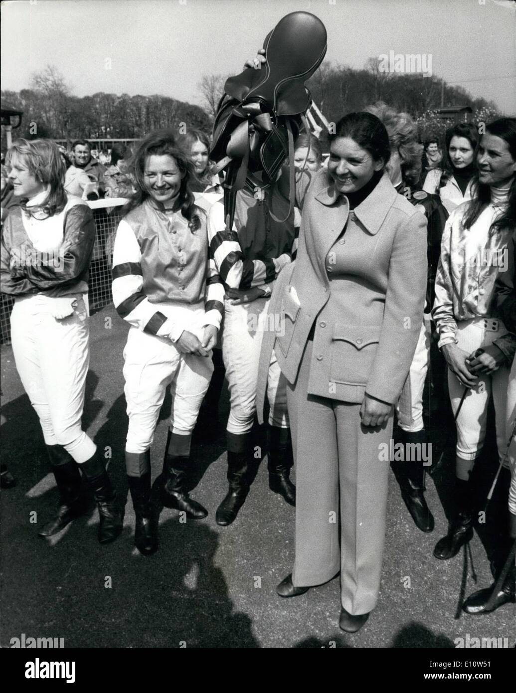 4. April 1974 - internationale Damen Rennen in Kempton Pama: mehrere europäische Dame Jockeys Taek Teil im heutigen Goya internationale Einsätze (Damen-Rennen) am Lampton Park. Es war Großbritanniens erstes internationales Rennen für Lady Jockeyts. Das Rennen wurde von irischen ausgebildeten '' vorwärts Tarce'' gewonnen. geritten von Rosemary Rooney, mit '' Prinz Gourmet ". von Brooke Sanders, 2. geritten. Ingrid Trautman, der Schweiz wurde 3. auf'spring' Fotoshows, nach dem Gewinn des Rennens Rosemary Rooney in einem Hosenanzug geändert und gilt mit einem Renn-Sattel, der ihr von Goya, das Rennen Sponsor vorgestellt wurde. Stockfoto