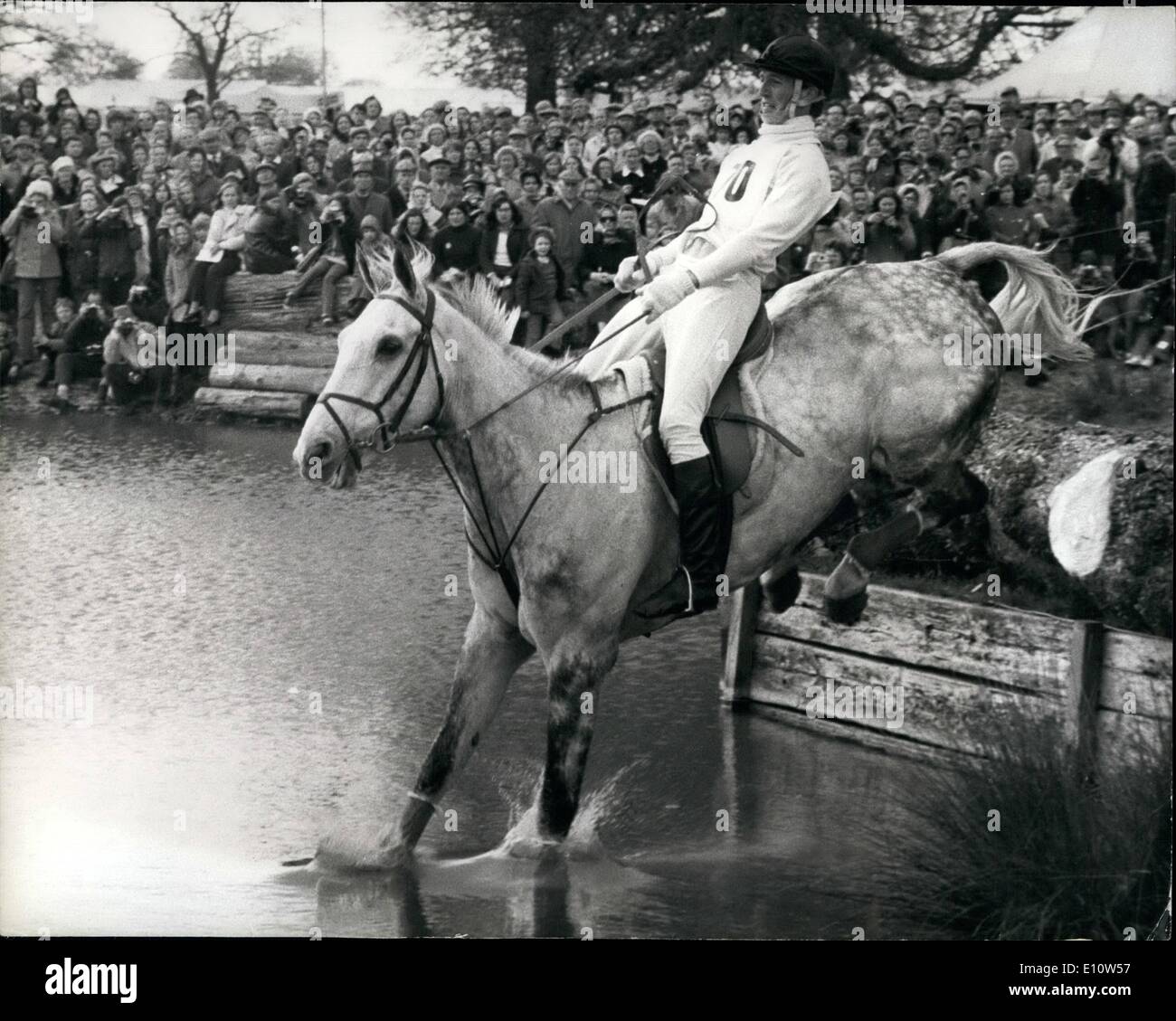 4. April 1974 - übernimmt Mark Phillips die Führung in der Badminton Horse Trials. Das Foto zeigt Captain Mark Phillips auf Hochtouren auf seinem Pferd Columbus gesehen unter den Wassergraben im Trainingsquartiers Langlauf Kurs gestern und die Führung in der dreitägigen Veranstaltung übernehmen. Stockfoto