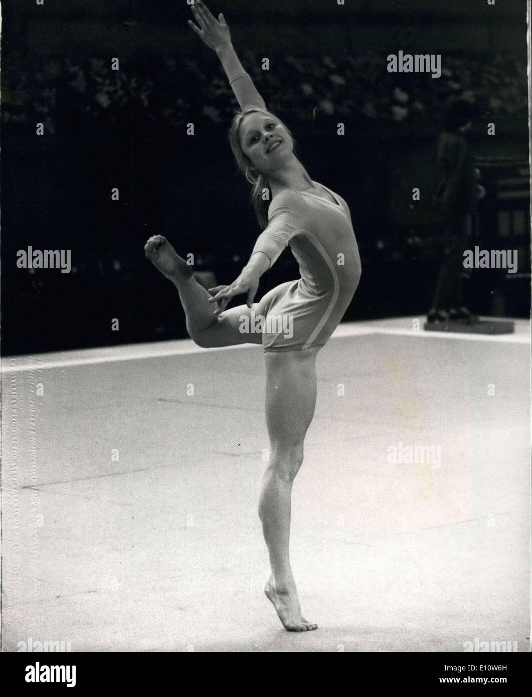 5. April 1974 - üben für das '' alle Champions'' internationale Gymnastik-Turnier im Wembley-Stadion: Konkurrenz für das '' alle Champions'' internationale Gymnastik-Turnier wurden heute bis in Vorbereitung für die morgige Contest am Empire Pool, Wembley Lockerungsübungen. Bild zeigt: Ann Parkinson, der great Britain hofft man, Parctising ihr Boden trainieren heute im Wembley-Stadion. Stockfoto
