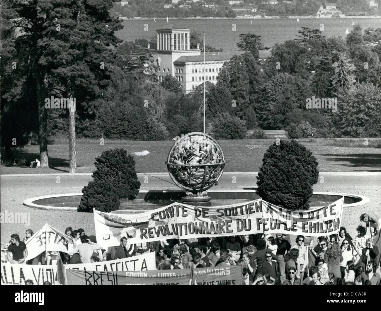 6. Juni 1974 - Chile-Demonstration auf der UN-Boden in Genf: mehr als 1.000 junge Menschen in den Park der Vereinten Nationen in Genf zum protest gegen die Anwesenheit der chilenische Junta Vertreter bei der internationalen Arbeitsorganisation in Genf gezeigt. Stockfoto