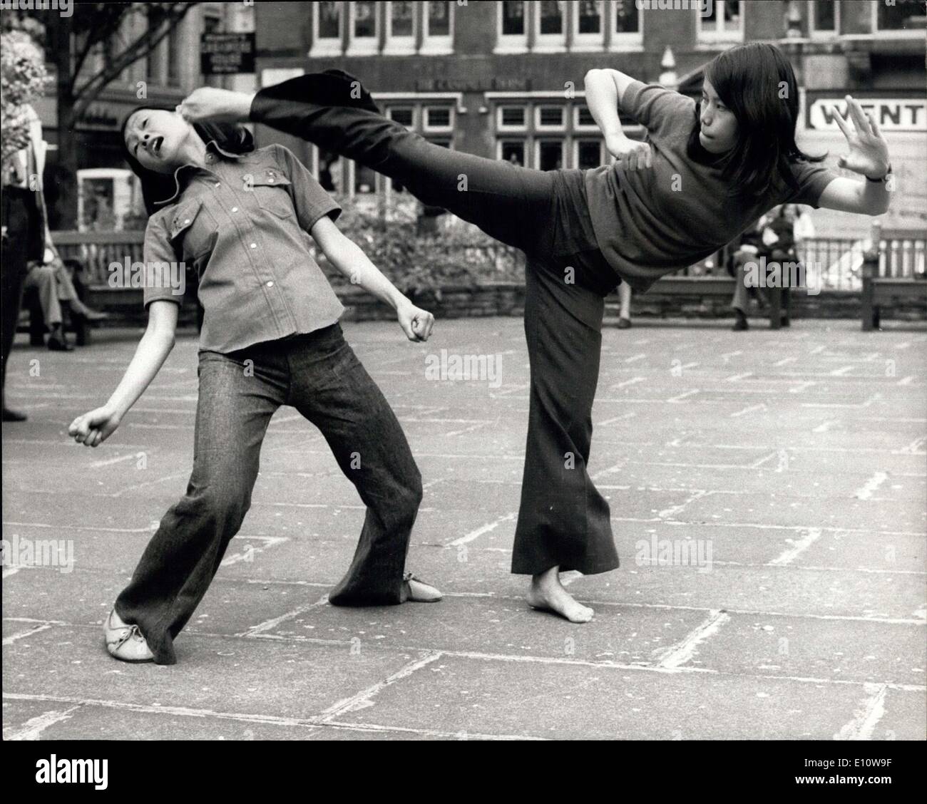 7. Juni 1974 - Kung Fu kommt in Großbritannien: Die Kampfkunst des Kung Fu ist gekommen, um Großbritannien, mit der Ankunft des Kung Fu Gesamtunternehmens aus Hong Kong, für ihre erste-britische provinziellen Theatertour, die beginnt mit "The Kung Fu Show'' am Empire Pool, Wembley Morgen (8. Juni) und Funktionen, die ein Team von zwanzig ausübt, allesamt Kung-Fu-Titelverteidiger , die meisten davon sind als Doubles und Stunt-Männer in Filmen wie "Enter The Dragon'' und '' Way of the Dragon'' erschienen. Das Unternehmen erfüllt die Presse in London heute Stockfoto
