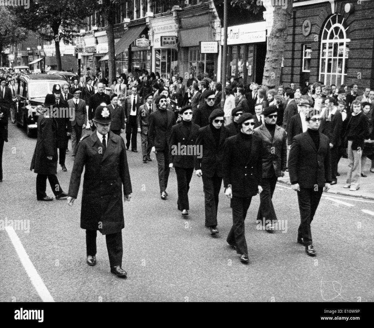 Beerdigung von Michael Gaughan, die irische bewaffnete Räuber, unter der Leitung von acht Mitglieder der IRA in schwarzen Barette und Sonnenbrillen Stockfoto