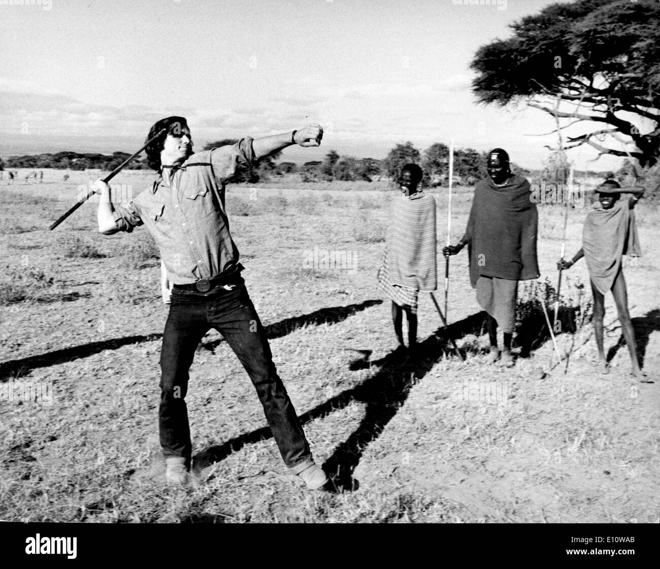 Masai Morani (Krieger) veranschaulicht, Bobby ihre besonderen Speer werfen und ROBERT KENNEDY JR. holt die Technik Stockfoto