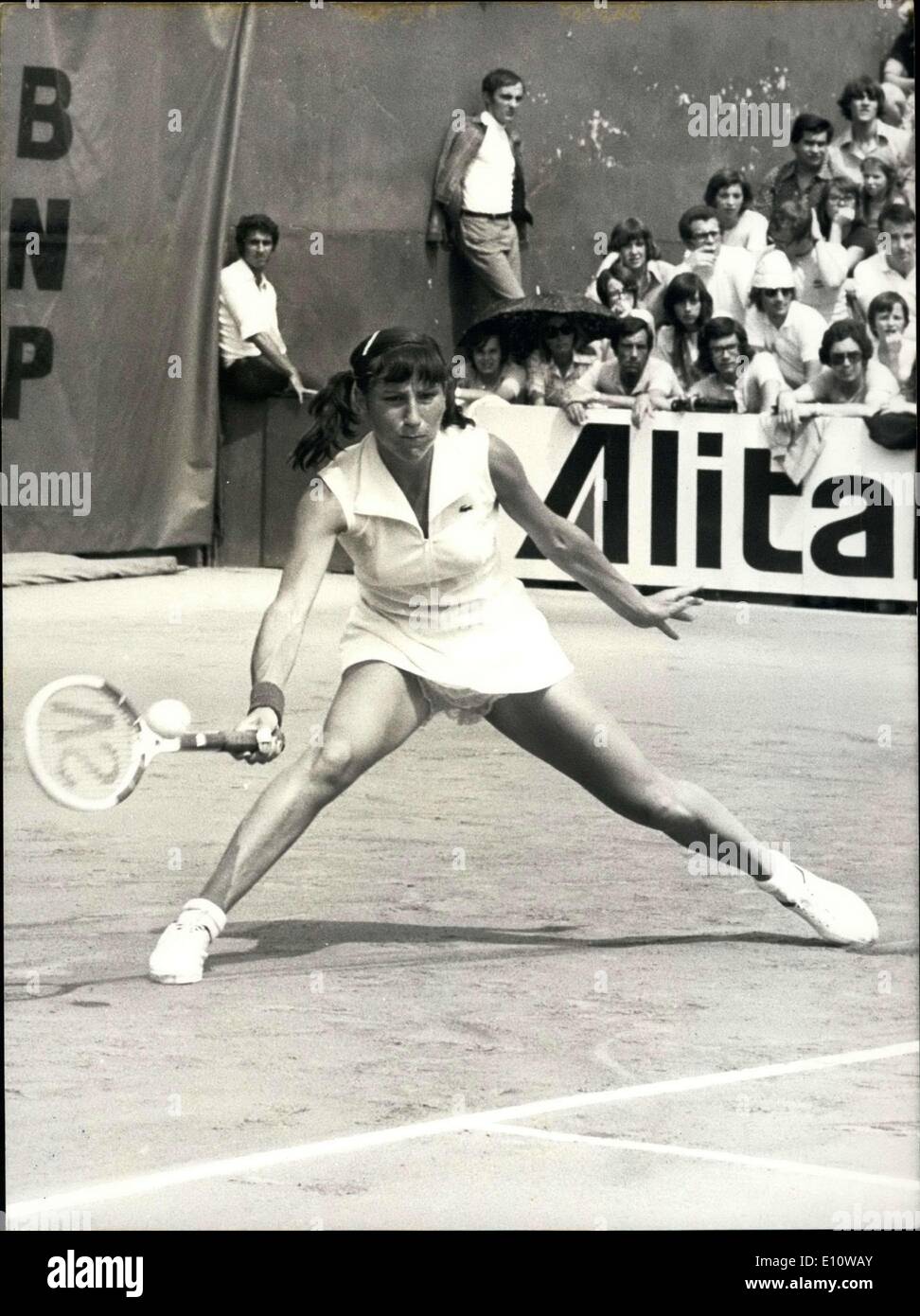 17. Juni 1974 - gewann die 19 jährige Blonde Amerikaner Chris Evert die Damen-Einzel-Finale gegen den sowjetischen Tennisspieler Olga Morozova an Roland-Garros Sports Complex in Paris. Bild: Olga Morozova in Aktion. Stockfoto