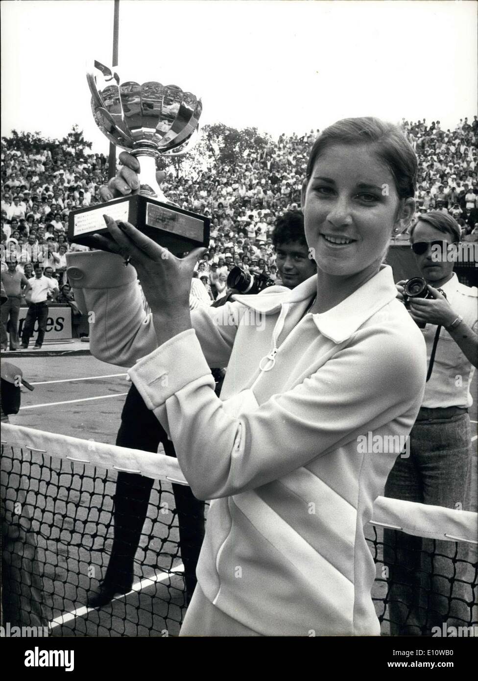 17. Juni 1974 - gewinnt 18-j hrige Chris Evert USA den French Open nach einem Sieg über Morozova USSR. Sie ist mit ihrem Troph abgebildet. Stockfoto