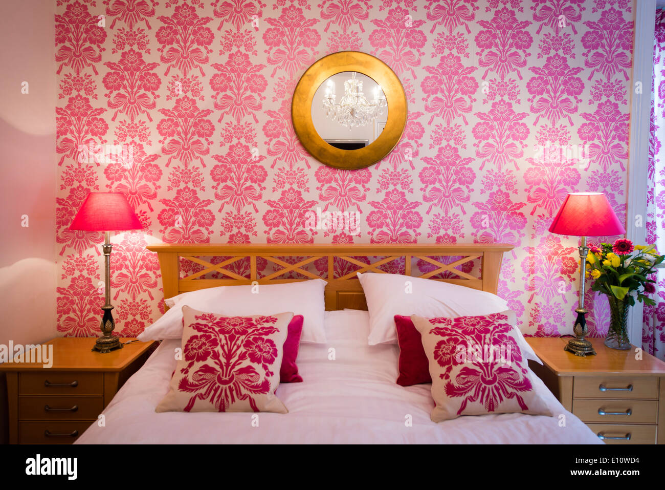 Ein rosa themed Schlafzimmer in ein Hotel-UK Stockfoto
