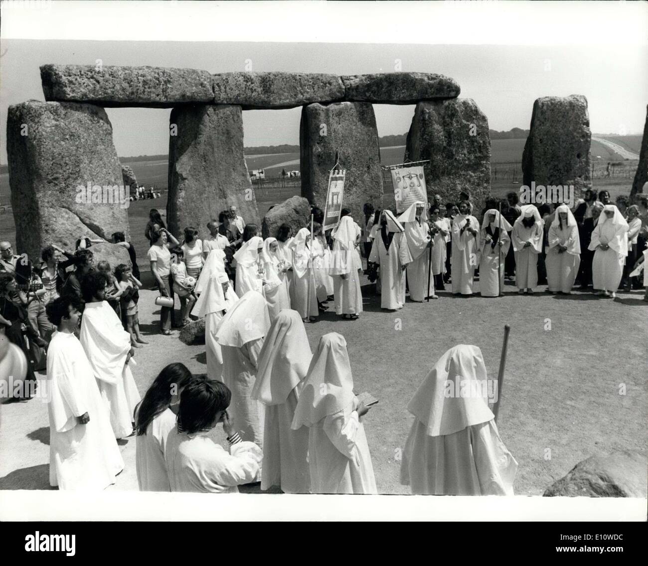 21. Juni 1974 - feiert Ancient Druid Order Sommersonnenwende. Die jährliche Zusammenkunft der alten Druiden um für die Feier der Sommersonnenwende, markieren Sie den längsten Tag des Lichtes, fand heute in Stonehenge, das prähistorische Monument auf Salisbury Plain. Foto zeigt die Gesamtansicht der Präzession um den äußeren Kreis in Stonehenge heute. Stockfoto