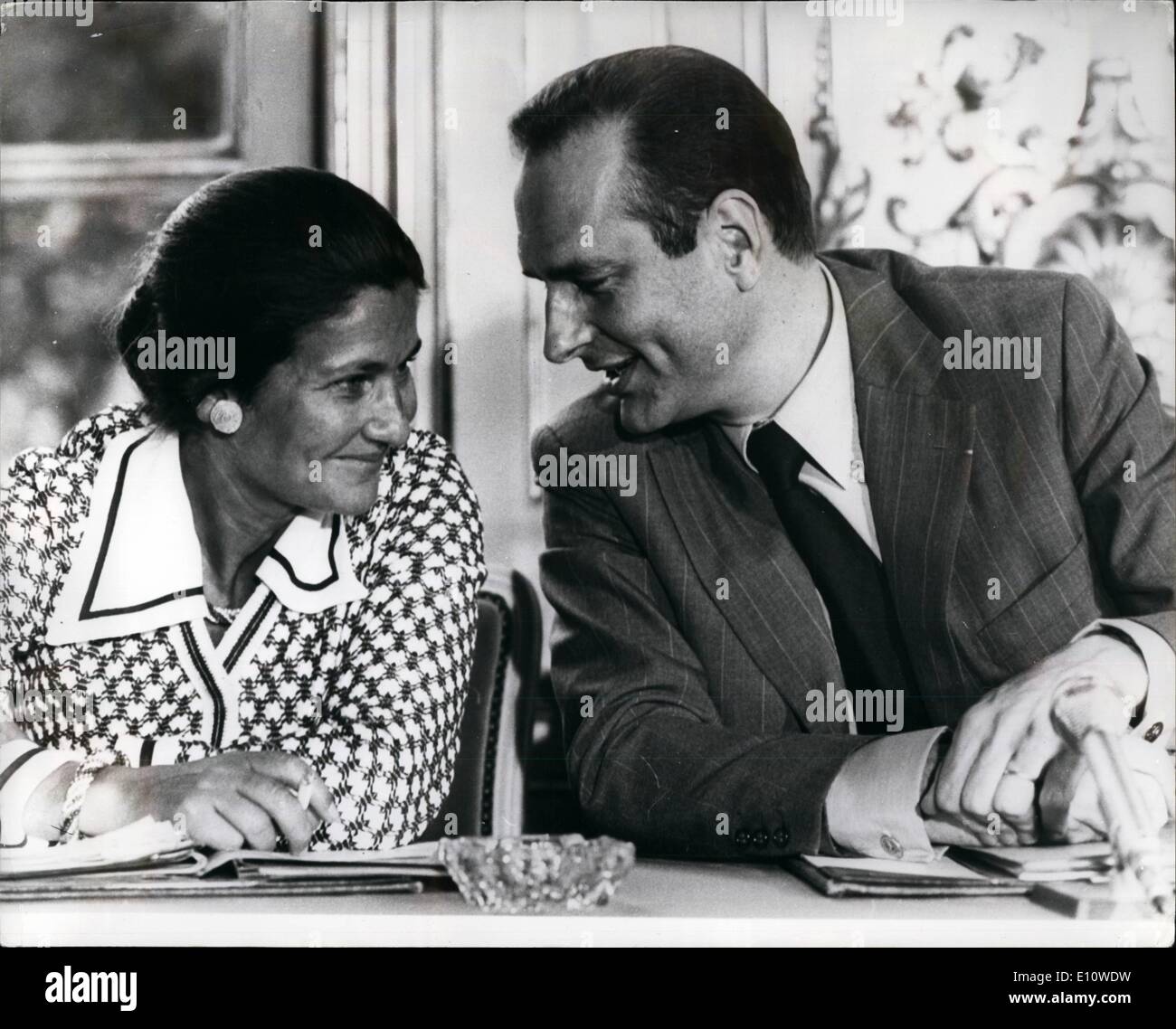 24. Juni 1974 - 24. Juni 1974 französische Ministerpräsident hält Pressekonferenz... M. Jacques Chirac, der französische Premierminister, im Gespräch mit MME Simone Veil, der französische Minister für Gesundheit, während einer Pressekonferenz in Paris. H/Keystone Stockfoto
