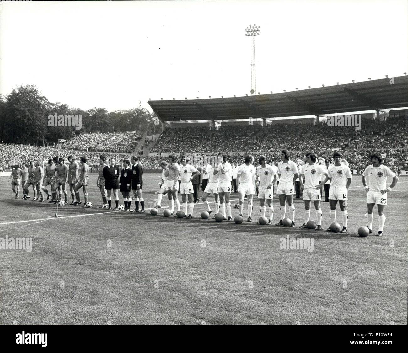 24. Juni 1974 - Schottland aus der WM. Unentschieden 1: 1 gegen  Jugoslawien. Foto zeigt die Jugoslawien-Team (links) und dem  Schottland-Team (rechts), vor ihrem WM-Spiel in Frankfurt am Samstag,  endete in einem