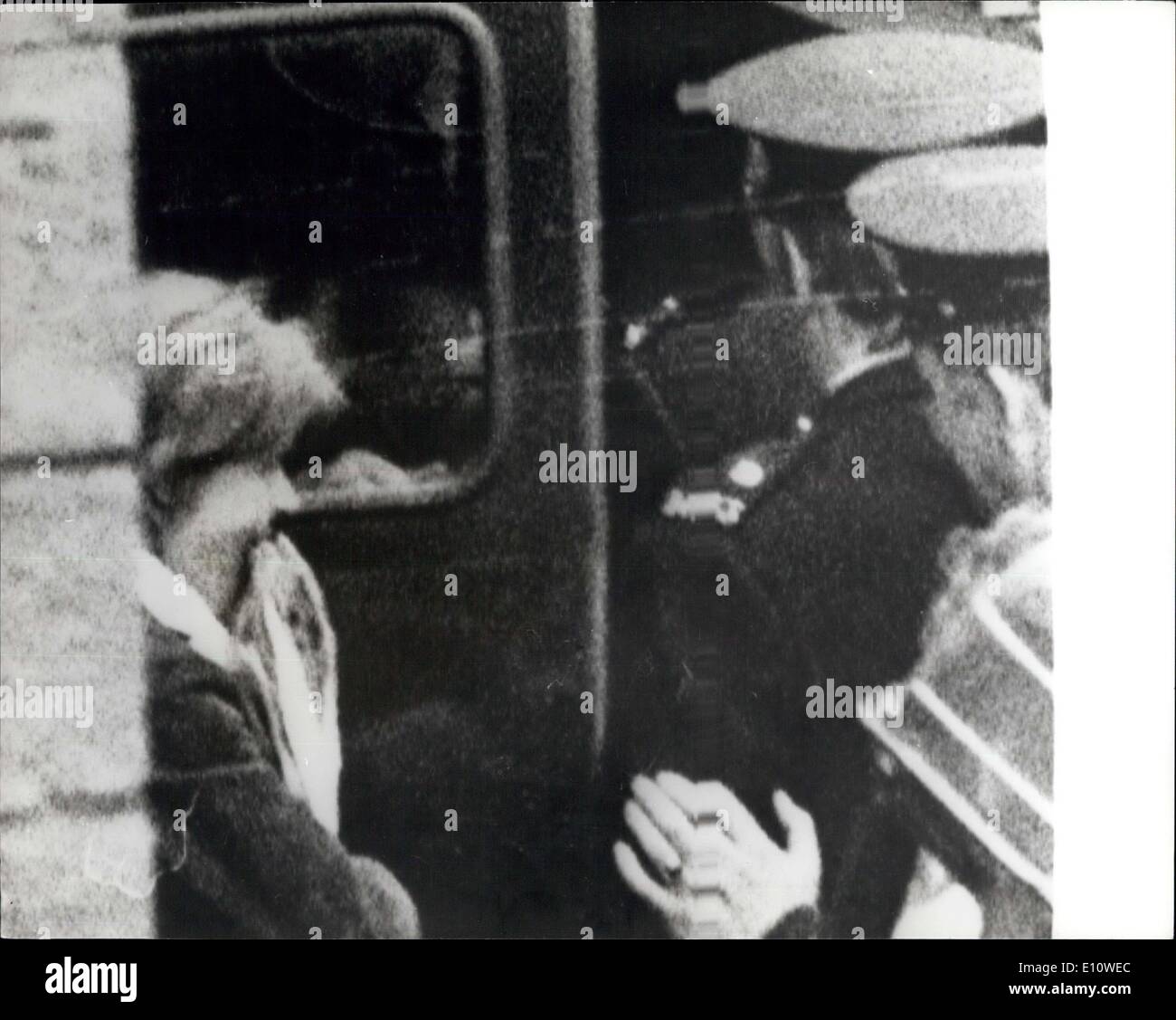 25. Juni 1974 - Dr, Bridget Rose Dugdale ist seit neun Jahren in Dublin heute inhaftiert: Dr, Bridget Rose Dugdale, der 33 Jahre alte britische Dozent wurde gefangengesetzt für neun Jahre bei einem Dublin-Gericht heute. Frage zu plädieren, die Ladung, die sie 19 Gemälde aus Luft Alfred Beit erhielt, zu wissen, dass sie gestohlen wurden, antwortete sie; "Stolz und unbestechlich schuldig." Nachdem er von Mr. Justice O'Keeffe verurteilt sie gab einen geballte Faust Gruß und verließ den Gerichtssaal. Foto zeigt Dr. Stockfoto