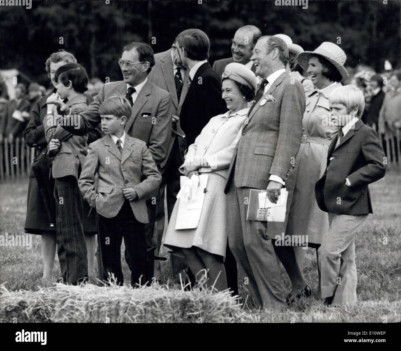 26. Juni 1974 - The Royal Familie besuchen Sie The Land nach Hause von der Herzog von Wellington an ein Spiel Fair.: die Queen und Prinz Philip mit Prinz Andrew und Prinz Edward Today stattete einen Besuch Stratfielder Saye der Herzog von Wellington Landhaus in der Nähe von REading, Berks., sie ein Spiel Fair besuchte. Sie frühstückte privat mit Lady Jane Welliesley (dessen Name war romantisch mit Prinz Charles verbunden worden), ihre Eltern, der Herzog und die Herzogin von Wallington und ihre vier Brüder in einem Zelt auf der Spiel-Messe auf dem Gelände der Wellington 60.000 Hektar großen Anwesen Stockfoto