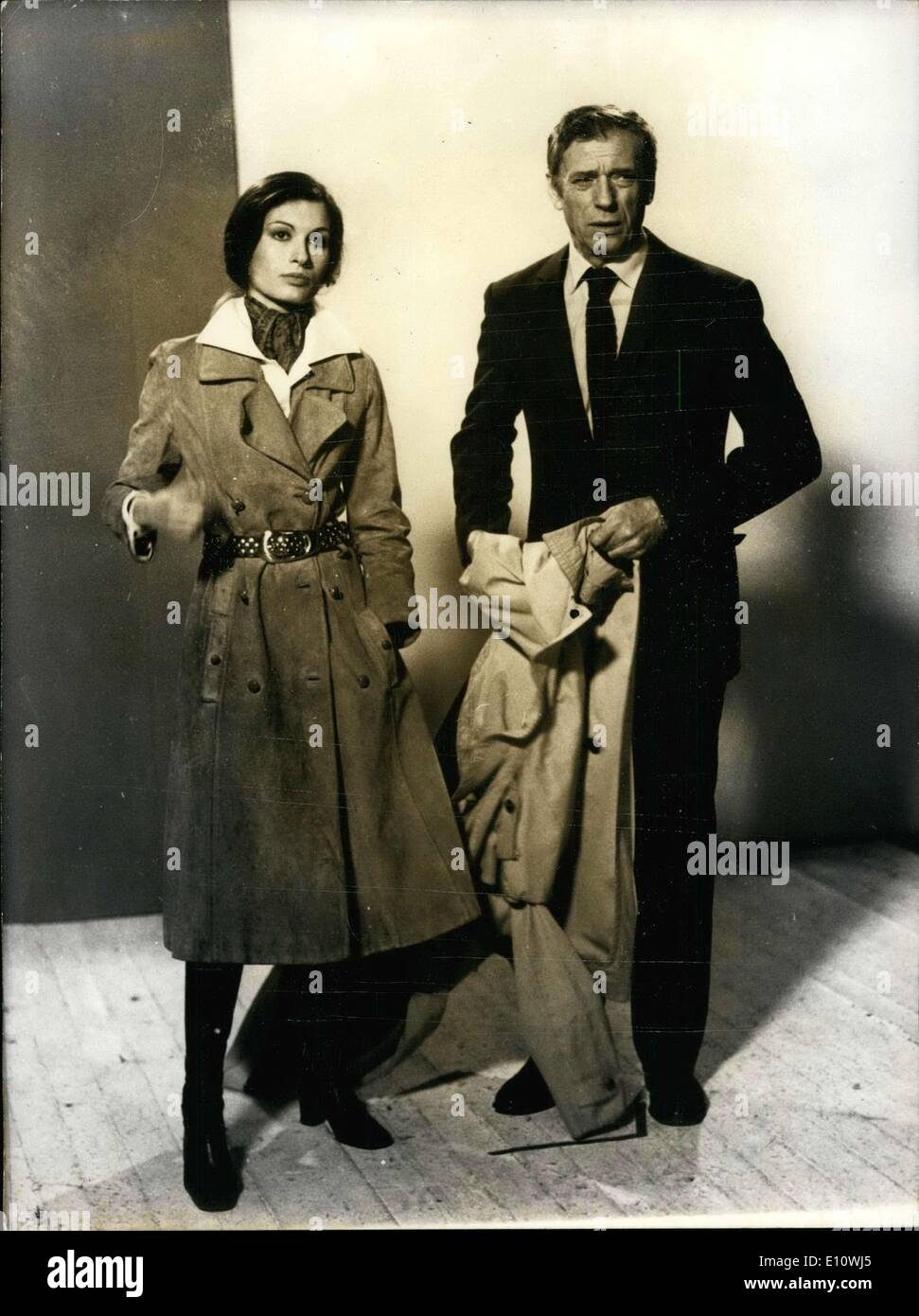 24. April 1974 - leitet vereint zum ersten Mal im selben Film, Michel Piccoli, Serge Reggiani und Yves Montand sind die Stars der '' Vincent, Francois, Paul und die anderen '', dass Claude Sautet im Großraum Paris. Im Film lebt Yves Montand enttäuschende Liebesleben mit Ludmilla Mikael, ein Komiker aus dem französischen Theater. Bild: Yves Montand und Ludmilla Mikael in einer Szene aus dem Film. Stockfoto