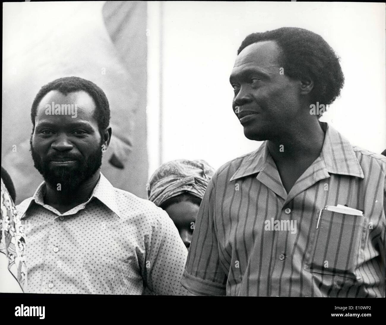 7. Juli 1974 - während die TANU 20. Jubiläum: Ugandas Ex-Präsident Milton Obote (rechts) mit Frelimo Präsidenten Samora Machel gesehen. Stockfoto