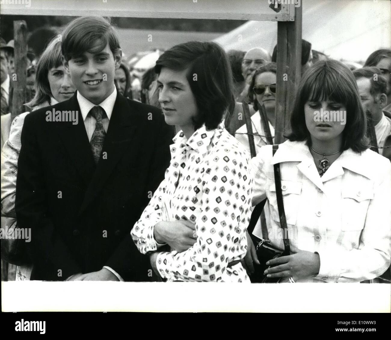 7. Juli 1974 - die königliche Familie besuchen The Land Home von der Herzog von Wellington zu besuchen A Game Fair: die Queen und Prinz Philip mit Prinz Andrew und Prinz Edward sagt heute einen Besuch abgestattet Straffied der Herzog von Wellington Landhaus nach tragen Rebnidng, Berks., sie ein Spiel Fair besuchte. Starteten sie privat mit einer Lady Jane Welislely war deren Heimat verknüpft wurde romantisch mit Prinz Charles, ihren Eltern, der Herzog und Herzogin von Wellington und ihre vier Brüder in einem Zelt auf der Spiel-Messe auf dem Gelände der Wellington 6.000 Hektar großen Anwesen Stockfoto