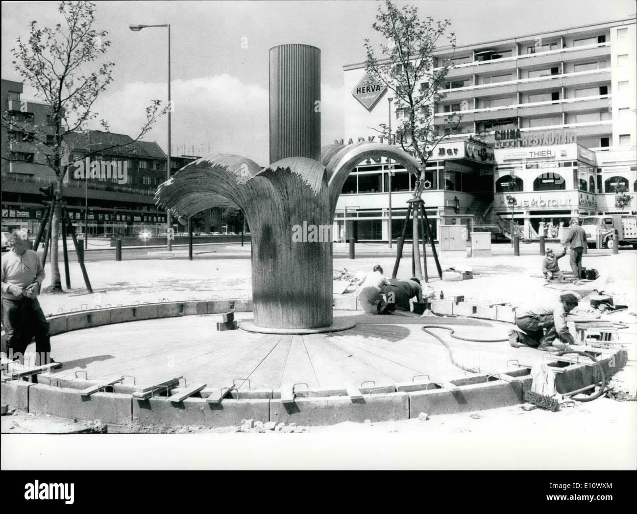 5. Mai 1974 - Adenauer-Brunnen in Berlin eröffnet werden: bei den Adenauer-Platz in Berlin, wird Wasser sehr bald sprudelt. Derzeit ist der Brunnen durch das Künstlerpaar Maraschino-Denninghoff, erstellt (Bild) errichtet und am 22. Mai eröffnet werden. Die Arbeit aus dünnen und rauscht Chromesnickel Stahl Rohre ist etwa vier Maters hoch, 1,5 Tonnen schweren und kostet ca. 110.000 DM. Stockfoto
