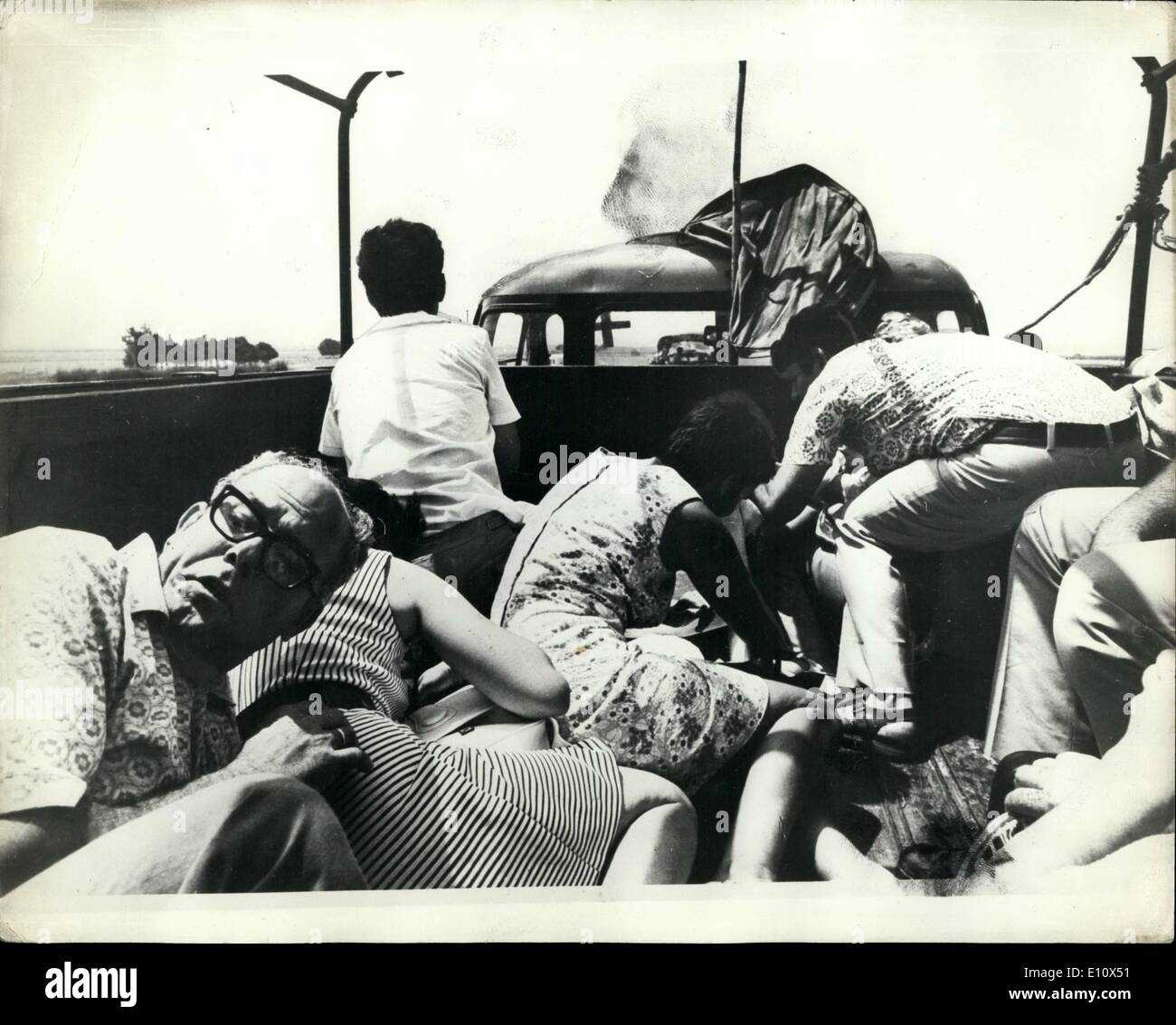 7. Juli 1974 - bitteren Kampf geht auf in Zypern, als britische Truppen retten gestrandete Zivilisten.: In einer Schlacht zerstörten Zypern britische Truppen begleitete 4.500 Zivilisten, darunter Frauen und Kinder auf einer 30-Meile Reise von Konvoi zum britischen Basen vor der RAF nach England geflogen. Foto zeigt Angst auf dem Gesicht ein Tourist, wie er in einem Rettungs-LKW mit einer Gruppe von Menschen, um die Sicherheit von einem britischen Stützpunkt in Zypern kauerte. Stockfoto