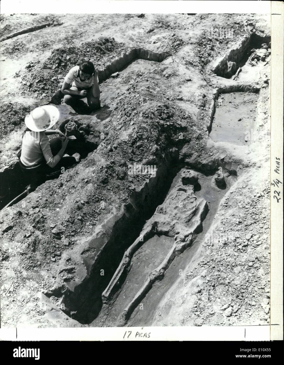 7. Juli 1974 - 7. Jh. Beerdigung Boden ausgegraben in Ungarn: Studenten haben Archäologen bei der Freilegung einer Grabstätte in Szekszard, West-Ungarn, das stammt aus der Zeit der Völkerwanderung unterstützt. Bisher wurden mehr als 300 Gräber auf dem Friedhof der Awaren, ein Turkio-Rennen, das in einem der aufeinanderfolgenden Wellen der kurz im Karpatenbecken im 7./8. Jahrhundert residierte eröffnet Migration Verbände der Stämme, die meisten von ihnen kommen aus den Steppen des heutigen Sowjetunion und sogar jenseits des Urals Stockfoto