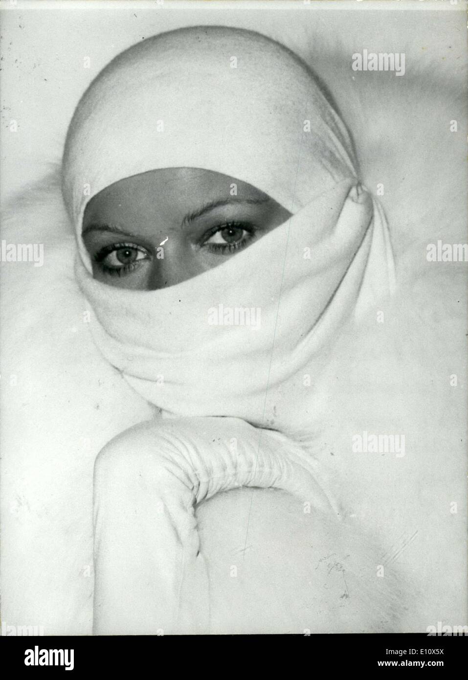 10. Juli 1974 - ist unter den neuen Kreationen aus Pierre Balmains Herbst und Winter, dies eine neue weiße Trikot Turban auf ein weißer Fuchs Stockfoto