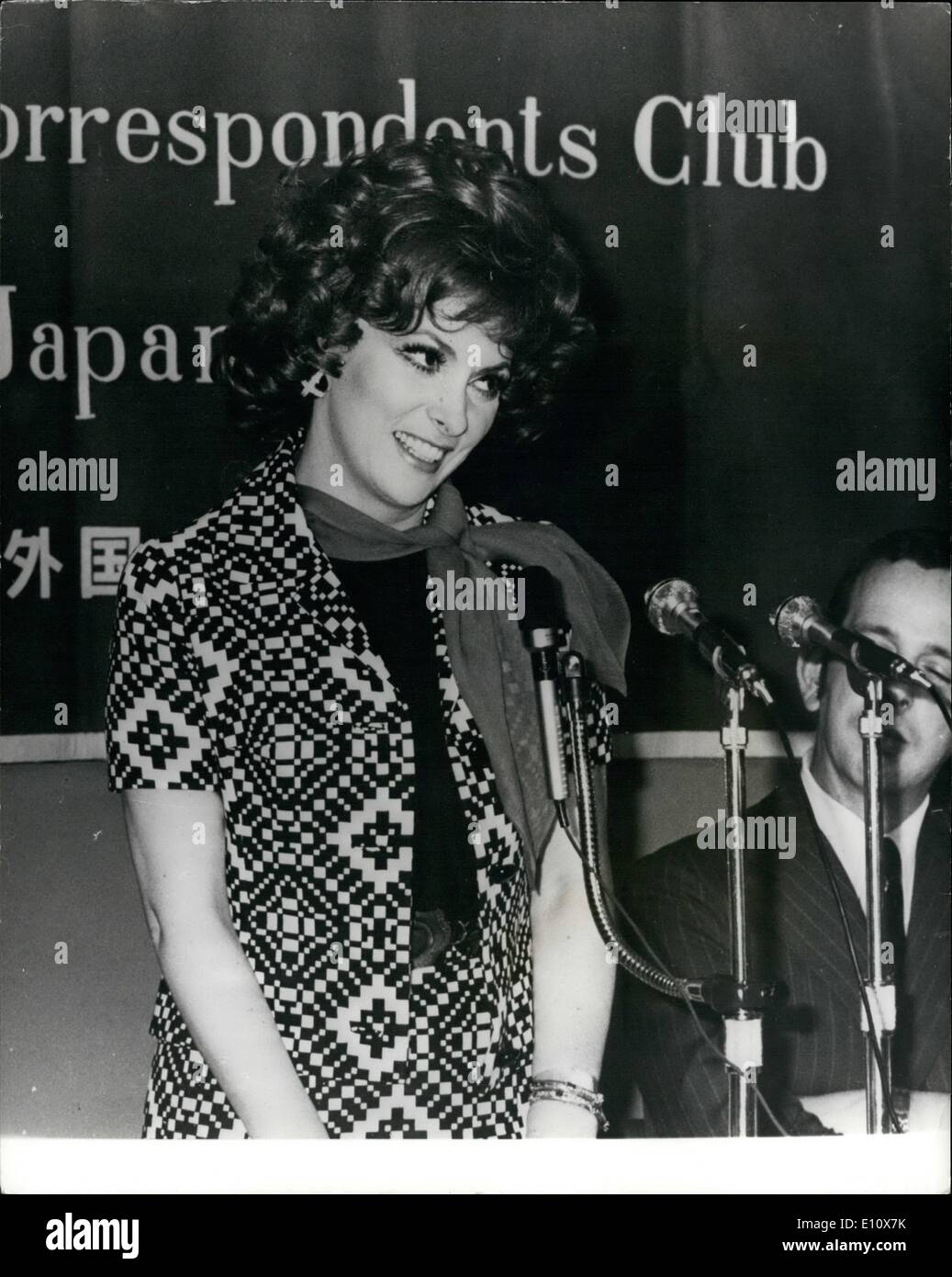 5. Mai 1974 - LOLLO IN TOKYO mit ihrem '' ITALIA MIA'' Buch. Italienische Filmstar GINA LOLLOBRIGIDA ist derzeit in Japan ihr Bildband "Italia Mia'' zu veröffentlichen. Anlässlich der Foreign Correspondents Club of Japan in Tokio, vor einem Publikum von 322 Journalisten, sagte sie, sie '' versucht, die Poesie des Lebens und des Geistes von Italien und das italienische Volk erfassen ''. Vergleicht man den italienischen allgegenwärtigen Paparazzi mit japanischen Fotografen, was, die Sie sagte, dass die Japaner waren schlimmer als die italienische Paparazzi, hat jeder eine Kamera in Japan. , sagte sie Stockfoto