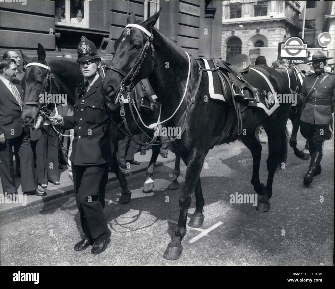 5. Mai 1974 - Royal Canadian Mountain Police die Stadt besuchen: Eine Loslösung von der Royal Canadian Mounted Police heute besuchte die City of London, und im Mansion House wurden sie von Lord Mayor Of London, Sir Hugh Wontner, danach erhalten sie im Mansion House inspiziert. Foto zeigt nach Demontage von ihren Pferden zu g im Mansion House, waren die Mounties Pferde von einem Londoner Polizisten abgeführt. Stockfoto