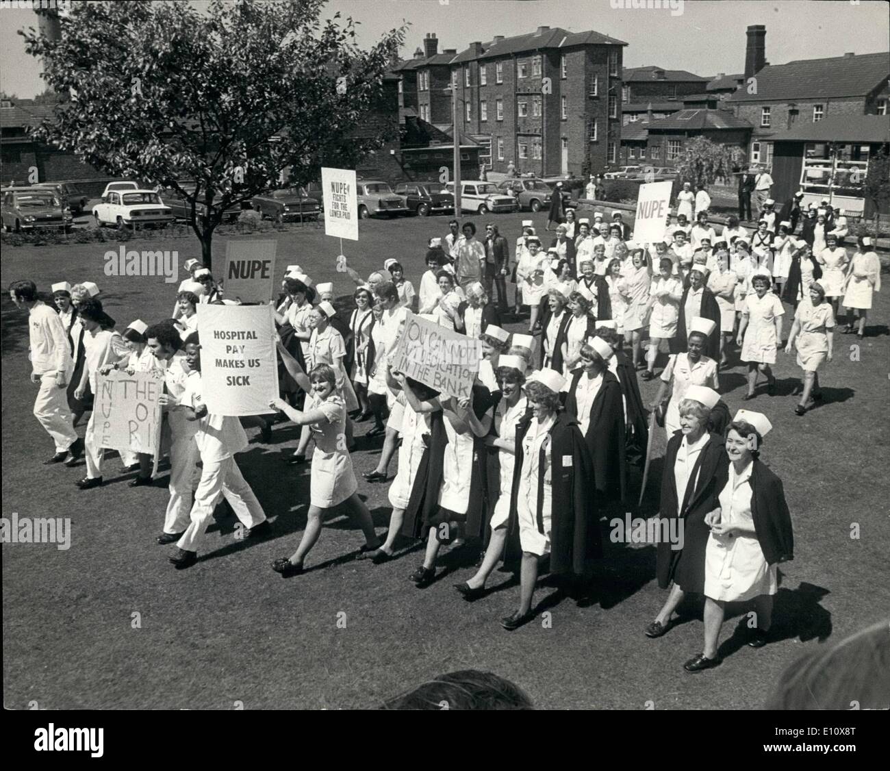5. Mai 1974 - Krankenschwestern Bühne Token Strike: Nach zu Fuß aus den Stationen Newsham General Hospital, Liverpool, Anfang dieser Woche, die Krankenschwestern genossen die Sonne, wie sie das Gesetz zum anhören ein Gewerkschaftsfunktionär, während ihre einstündige token Streiks saten. Stockfoto
