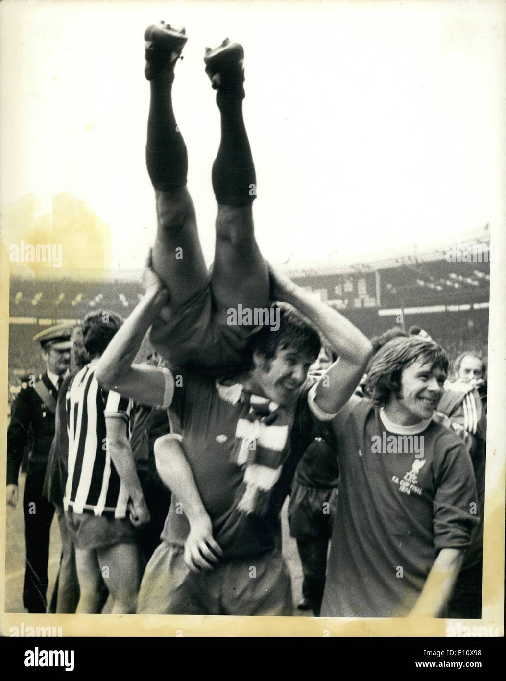 5. Mai 1974 - Liverpool gewinnt F.A Cup über Newcastle Liverpool gewinnt den Cup... Emlyn Hughes, wirft der jubelnde Liverpool-Kapitän Teamkollege Kevin Keegan über seine Schultern nach dem Schlusspfiff im Wembley-Stadion. Keegan war der Torschütze von zwei der drei von Liverpools Null Niederlage des Rivalen Newcastle United im englischen F.A.-Cup-Finale. Stockfoto