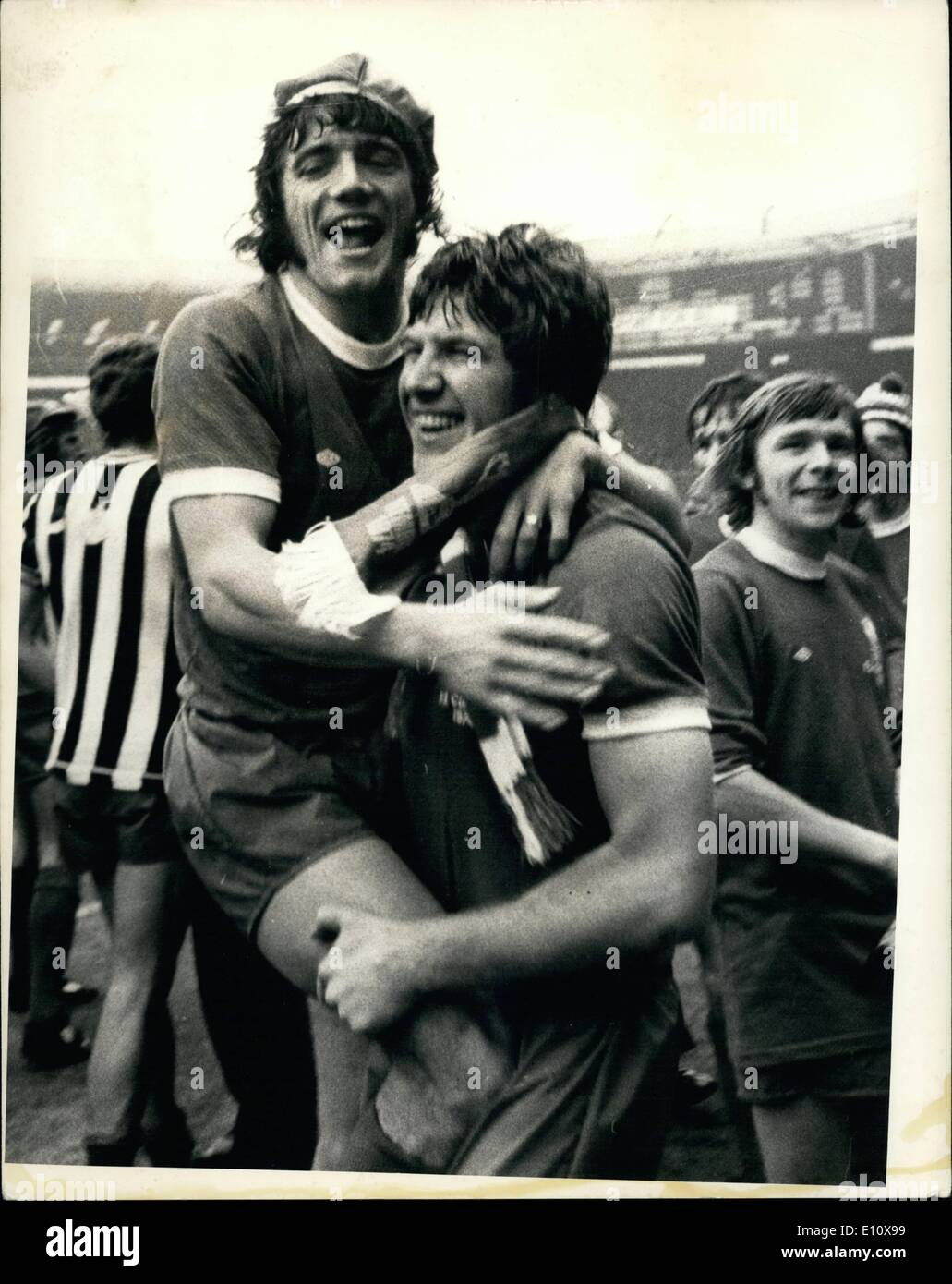 5. Mai 1974 - Liverpool gewinnt den Cup... Liverpool-Kapitän, Emlyn Hughes (rechts), umarmt Teamkollege Kevin Keegan-Torjäger von zwei der drei Tore Liverpools in ihrer Niederlage des Rivalen Newcastle United im FA-Cup-Finale im Wembley-Stadion Stockfoto