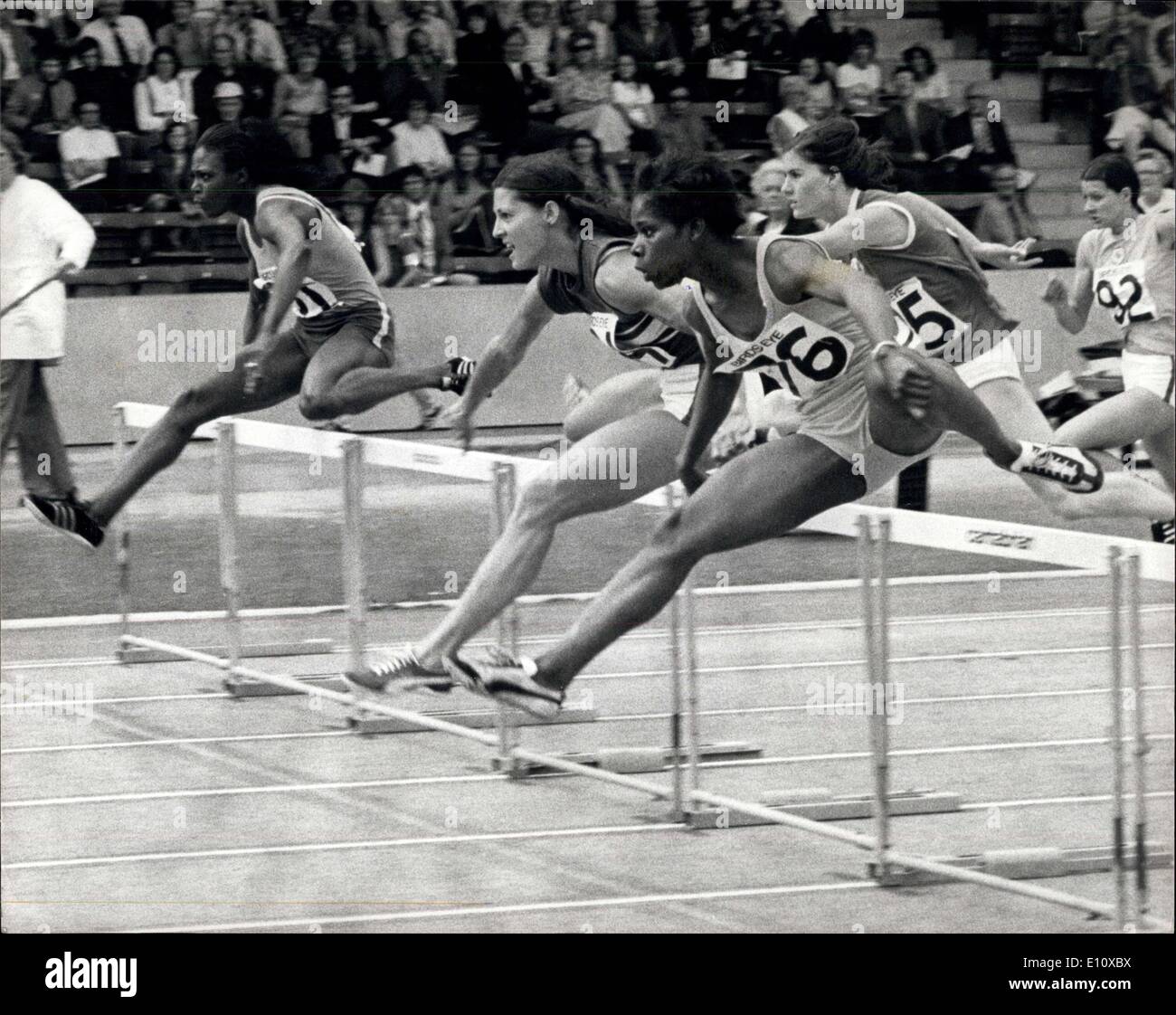 20. Juli 1974 - Frauen AAA-Meisterschaften bei Crystal Palace: Foto zeigt die 100 m Hürden Finale L-R über die letzte Hürde B. Thompson, 3., Judy Vernon, 2. und L Drysdale der Gewinner erfasst alle zur gleiche Zeit von 13,5. Stockfoto