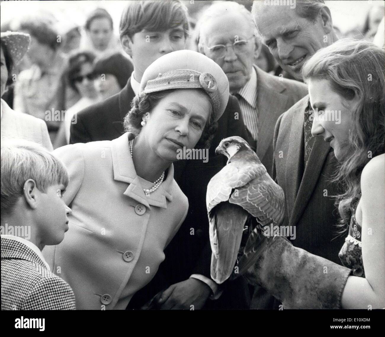 26. Juli 1974 - The Royal Family besuchen Sie das Landhaus des Herzogs von Wellington, ein Spiel Fair zu besuchen: die Queen und Prinz Philip mit Prinz Andrew und Prinz Edward heute besuchten Stratfielder Saye, der Herzog von Wellingotn Landhaus in der Nähe von Reading, Berkshire, wo sie besuchte ein Spiel Fair. Sie frühstückte privat mit Lady Jane Wellesley (deren Namen ist romantisch mit der Prince Of Wales verbunden worden) ihre Eltern, der Herzog und die Herzogin von Wellington und ihre vier Brüder, in einem Zelt auf einer Spiel-Messe auf dem Gelände der Wellington 6.000 Hektar großen Anwesen Stockfoto