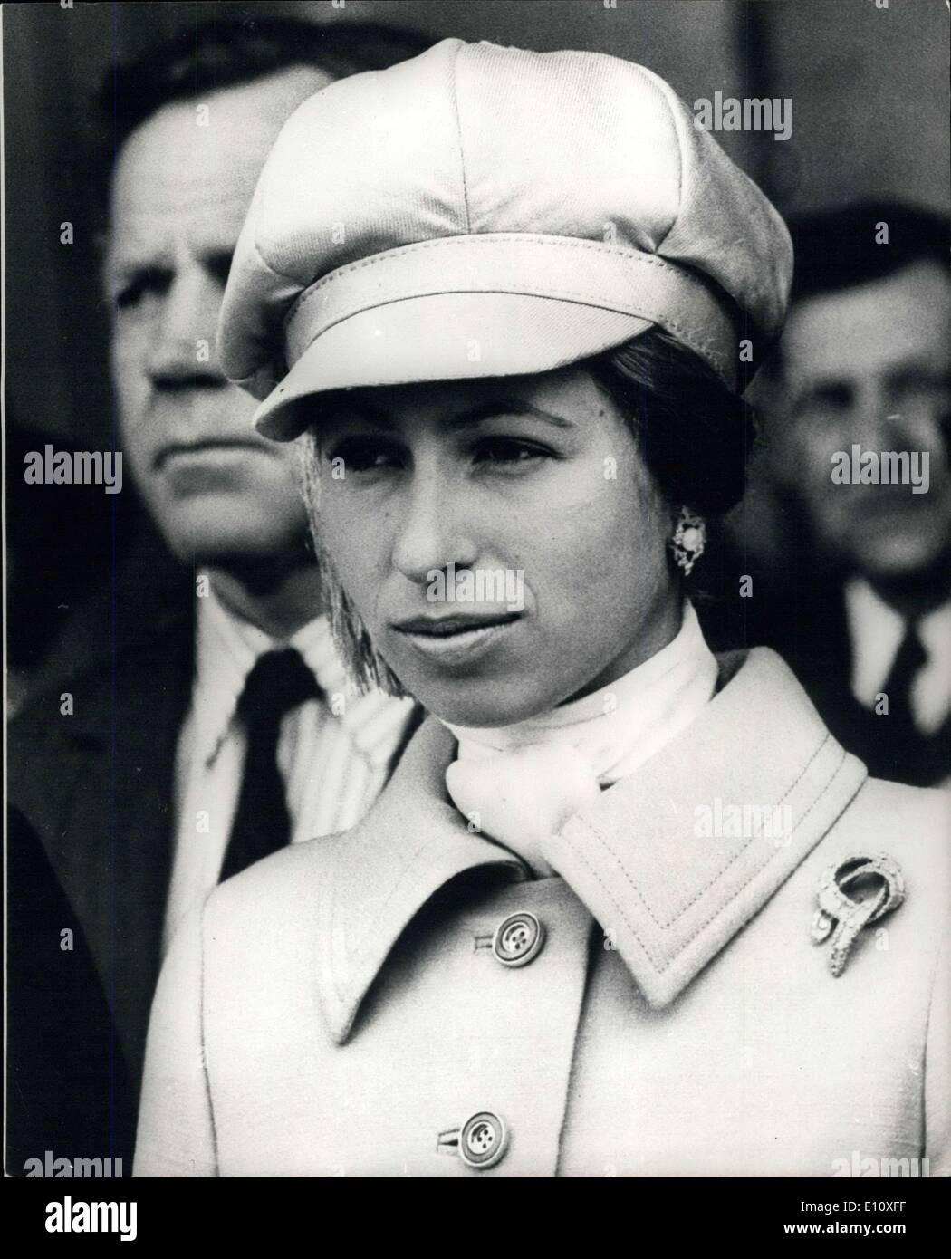 11. Mai 1974 - Prinzessin Anne besucht Inbetriebnahme Zeremonie der neuen Turbine-Fregatte der Royal Navy: HMS Amazon, zuerst von der Royal Navy neue Gasturbine Typ 21 Fregatten, erhielt den Auftrag in Southampton Docks heute in Anwesenheit von Prinzessin Anne, die das Schiff im April 1971 ins Leben gerufen. Foto zeigt Prinzessin Anne waren diese passenden Mantel und Hut als besuchte heute die Inbetriebnahme Zeremonie in Southampton Docks. Stockfoto