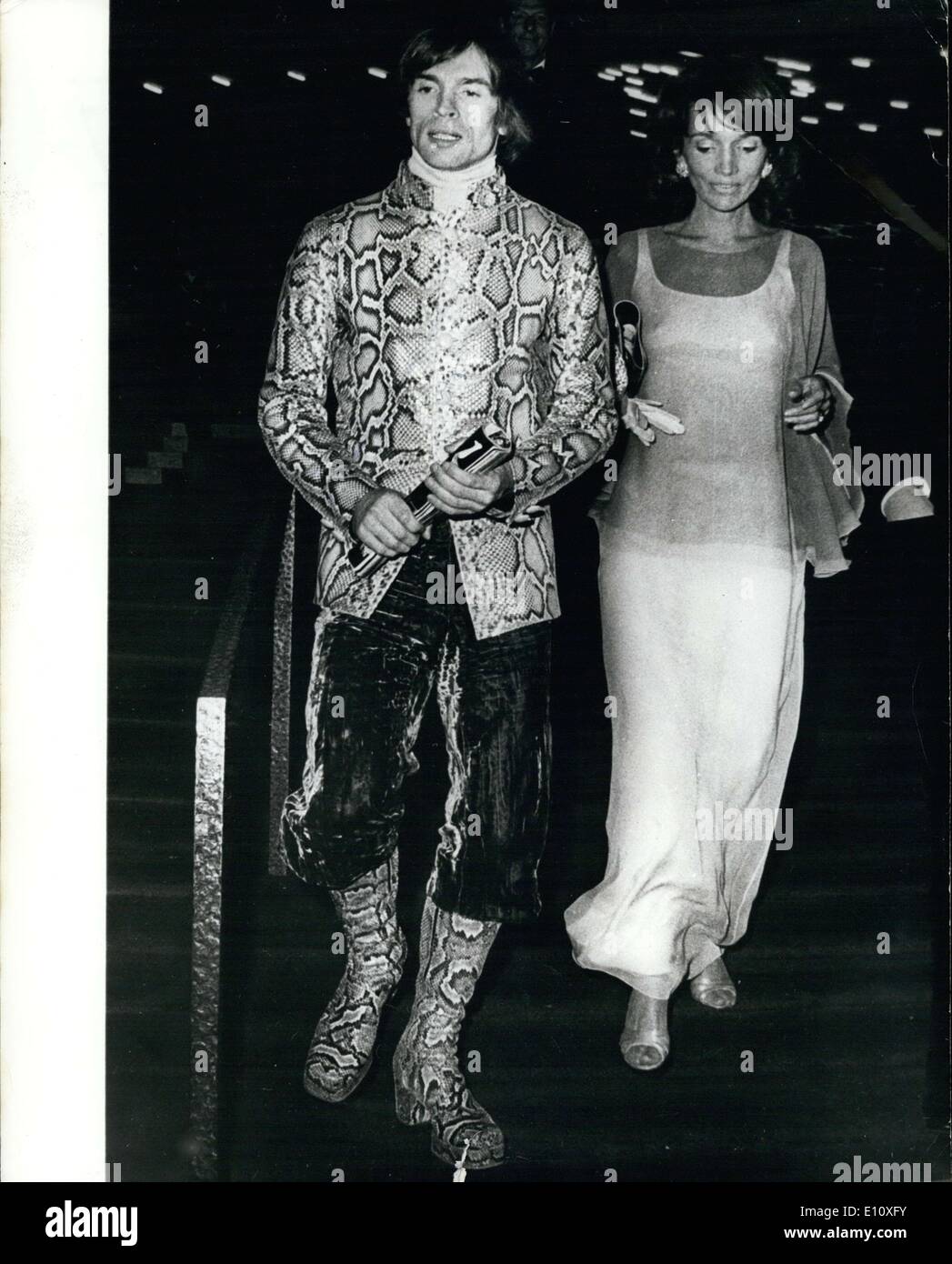 14. Mai 1974 - was ein bekommen, für die Oper: Ballett-Tänzerin Rudolph Nureyev, begleitet von Lee Radziwill, in dieser malerischen Kleidung für die Show an der Metropolitan Opera, New York, an die Prinzessin Margaret und Lord Snow Don anwesend vor kurzem waren angekommen. Stockfoto