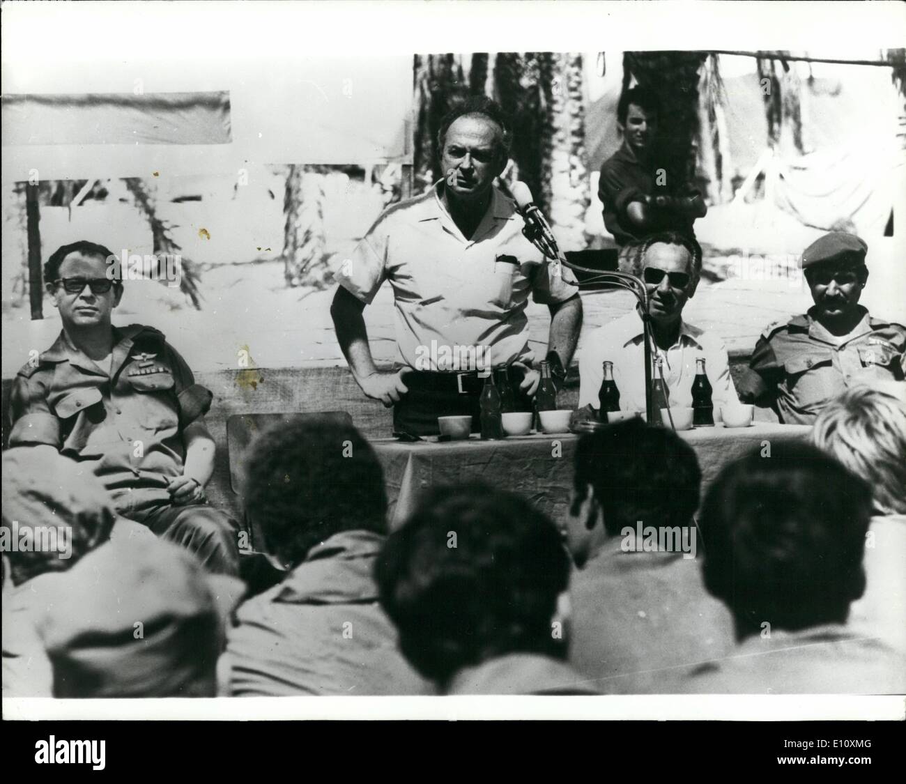 8. August 1974 - Premierminister von Israel Touren ägyptische Front: der israelische Ministerpräsident vor kurzem tourte die Trennung der Kräfte Linie entlang der ägyptischen Front und besucht Israel Defense Force Einheiten im Sinai. In seinen Gesprächen mit Soldaten und Kommandeure Herr Rabin betonte zum Thema Freiwilligenarbeit für reguläre Armee Dienst und Veranstaltungen in den Nachbarländern diskutiert. Das Foto zeigt Herrn Rabin gesehen, während seines Besuchs in der ägyptischen Front sprechen. Links ist Chef des Stabes, Generalleutnant M. Gur, zweiter von rechts ist der Verteidigungsminister, Herr D. Peres und extremen Rechten ist die G.O.C Stockfoto